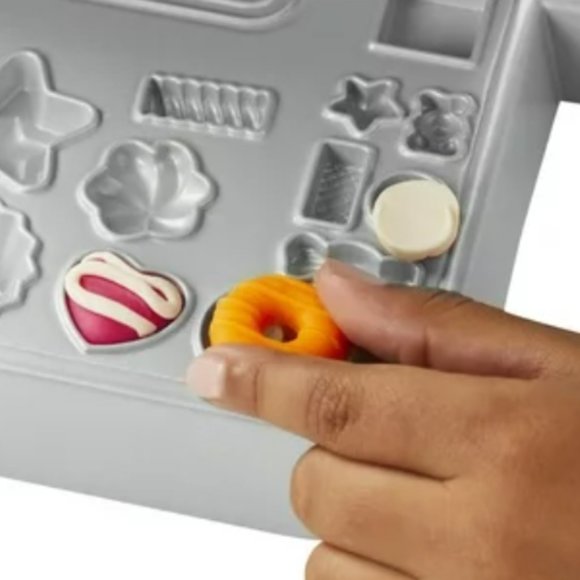 COPY - 2 BUNDLE*Play-Doh Kitchen Creations Colorful Cafe Playset with 5 Modelin… - Picture 4 of 11